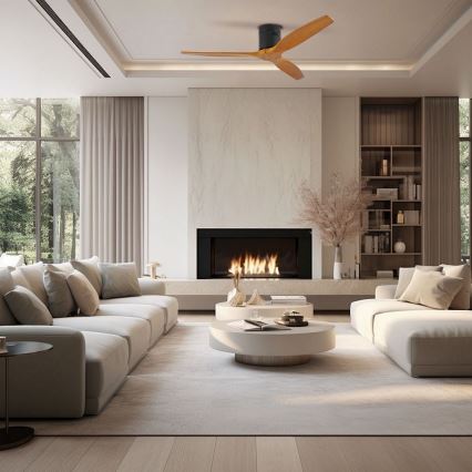 Stropný ventilátor s drevenými lopatkami sa otáča v priestrannej obývacej izbe s krbom, dvoma pohovkami a nízkym kávovým stolíkom. Izba je zariadená v modernom štýle, s knižnicou a veľkými oknami.