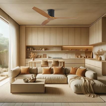 Drevený stropný ventilátor s troma lopatkami sa otáča v svetlej obývacej izbe s kuchynskou linkou. Izba je zariadená v svetlých béžových tónoch, s rozsiahlou sedačkou a nízkym konferenčným stolíkom.