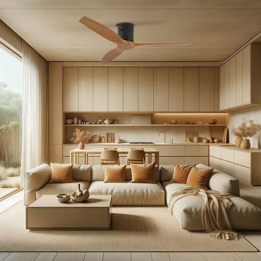 Drevený stropný ventilátor s troma lopatkami sa otáča v svetlej obývacej izbe s kuchynskou linkou. Izba je zariadená v svetlých béžových tónoch, s rozsiahlou sedačkou a nízkym konferenčným stolíkom.
