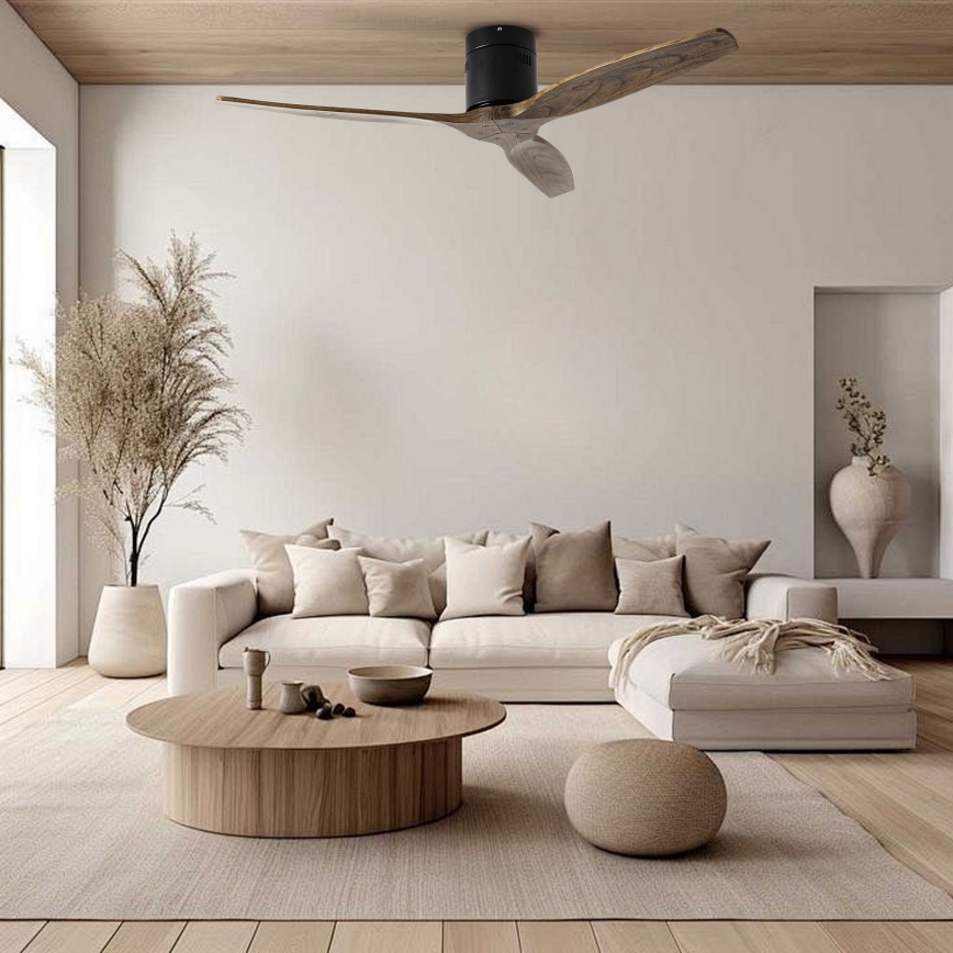 Drevený stropný ventilátor s čiernym motorom sa otáča v modernom obývacom priestore. Nachádza sa nad bielou rohovou sedačkou s vankúšmi a nízkym dreveným konferenčným stolíkom. Podlaha je z dreva a na nej je svetlý koberec.