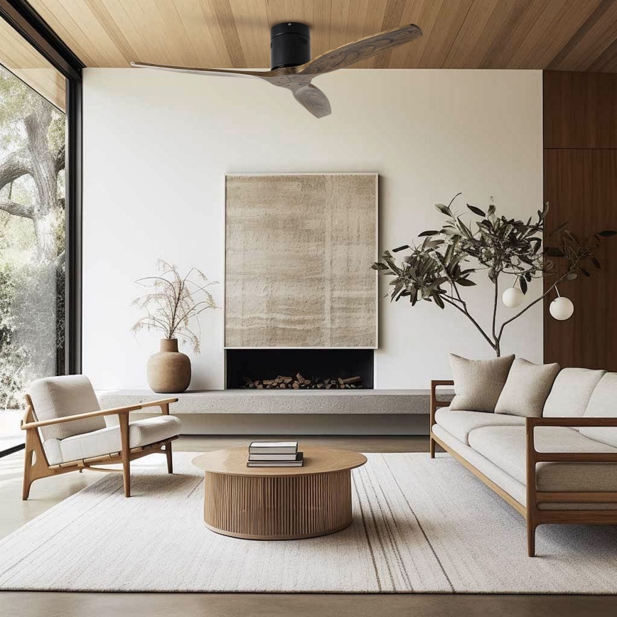 Drevený stropný ventilátor s drevenými lopatkami sa nachádza v modernom obývacom priestore s dreveným nábytkom, kobercom a krbom.