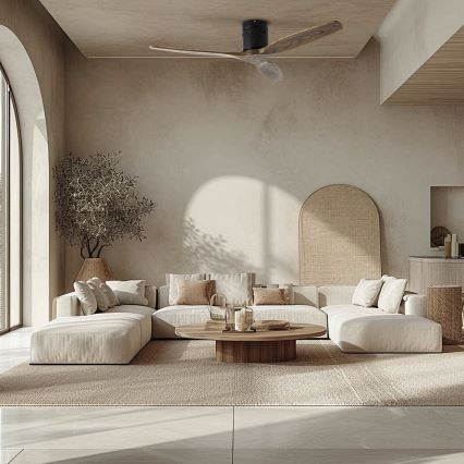 Drevený stropný ventilátor s tmavohnedými lopatkami sa otáča v svetlej obývacej izbe s rozsiahlou rohovou sedačkou a nízkym konferenčným stolíkom. Izba je zariadená v neutrálnych farbách.