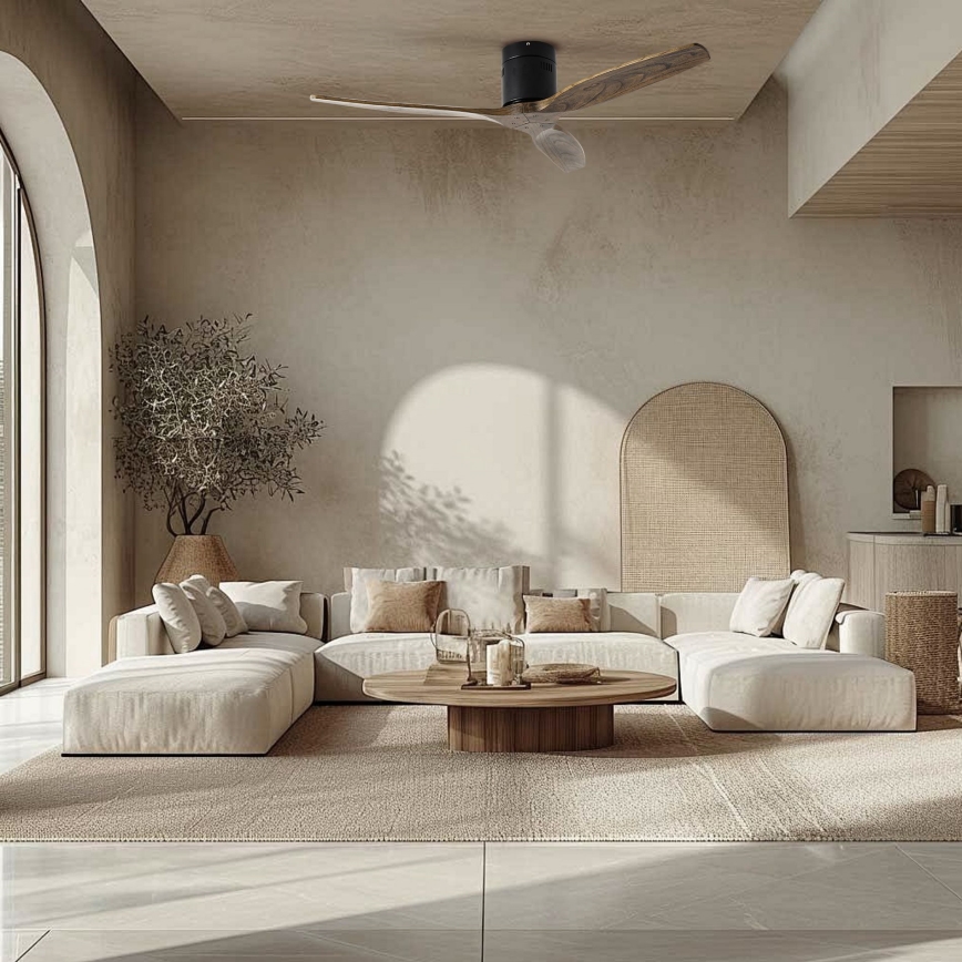 Drevený stropný ventilátor s tmavohnedými lopatkami sa otáča v svetlej obývacej izbe s rozsiahlou rohovou sedačkou a nízkym konferenčným stolíkom. Izba je zariadená v neutrálnych farbách.