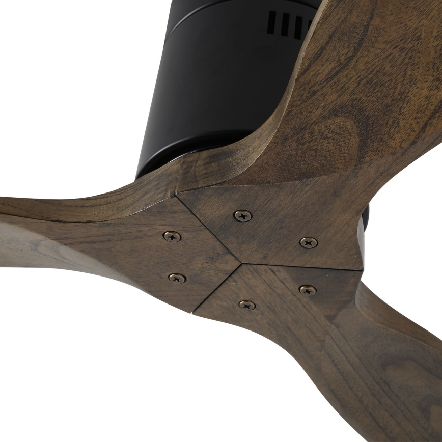 Drevený stropný ventilátor s tmavohnedými lopatkami a čiernym motorom je pripevnený skrutkami. Viditeľné sú detaily spojenia lopatiek s motorom.